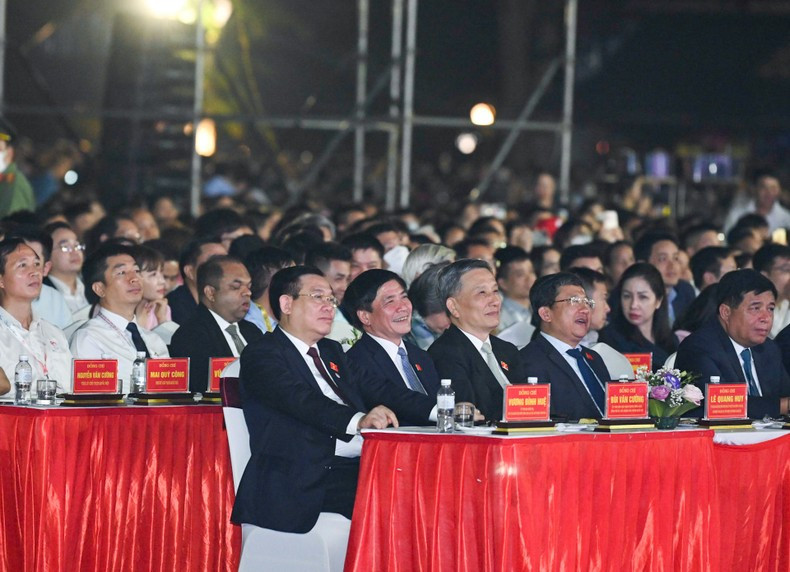 The delegates attend the ceremony. The delegates attend the ceremony.