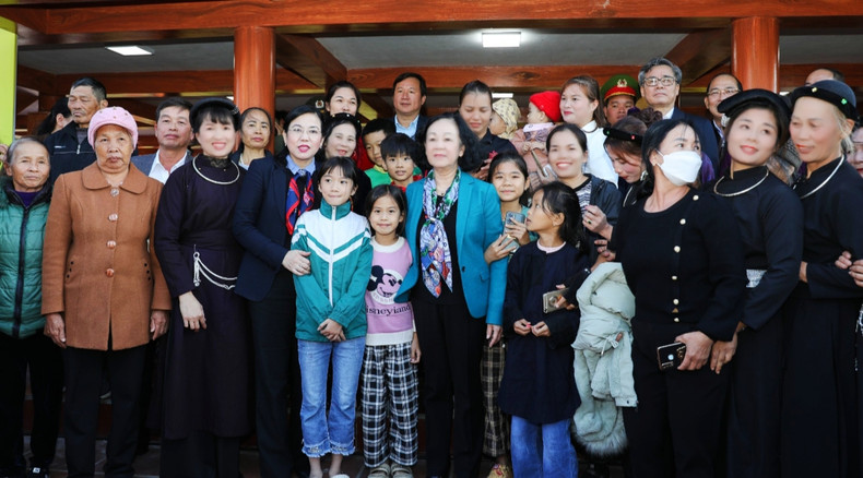 Politburo member Truong Thi Mai and Thai Nguyen Province’s leaders speak with people in the Mo Ga residential area.