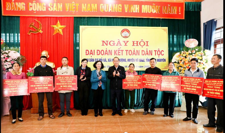 Politburo member Truong Thi Mai and Thai Nguyen Province’s leaders present ten great solidarity houses to poor households in the locality.