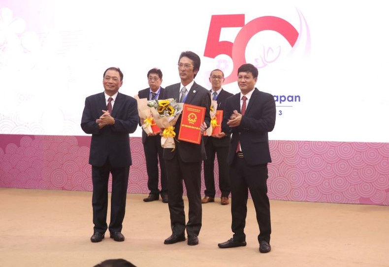 Leaders of Hung Yen Province grants Investment Certificate to Japanese enterprises.