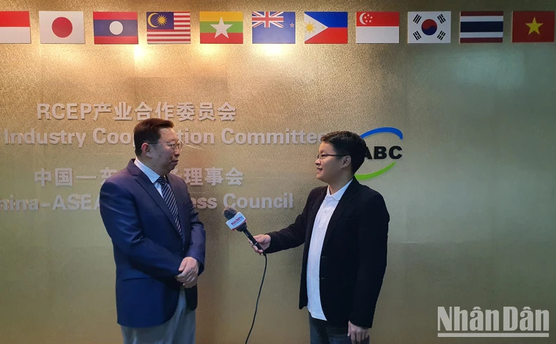 Xu Ningning answers questions from a Nhan Dan Newspaper reporter. (Photo: HO QUAN)