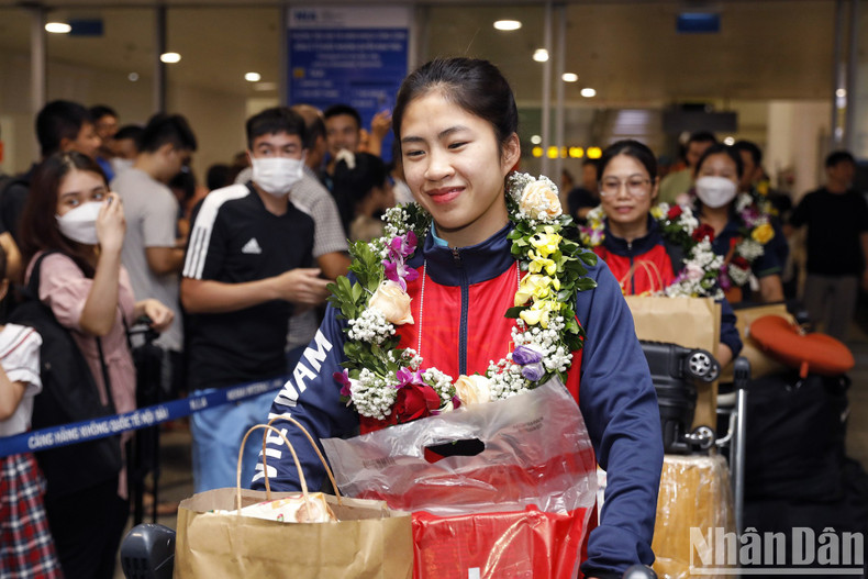 In Pictures: Vietnamese women’s football team returns home to fans’ warm welcome ảnh 5 In Pictures: Vietnamese women’s football team returns home to fans’ warm welcome ảnh 5