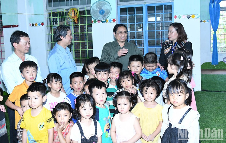 PM Pham Minh Chinh and teachers and students at Mang Den Kindergarten.