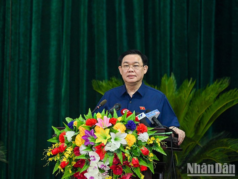 NA Chairman Vuong Dinh Hue speaks at the meeting.
