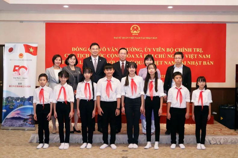 President Vo Van Thuong talks with Vietnamese students in Japan. (Photo: VNA)