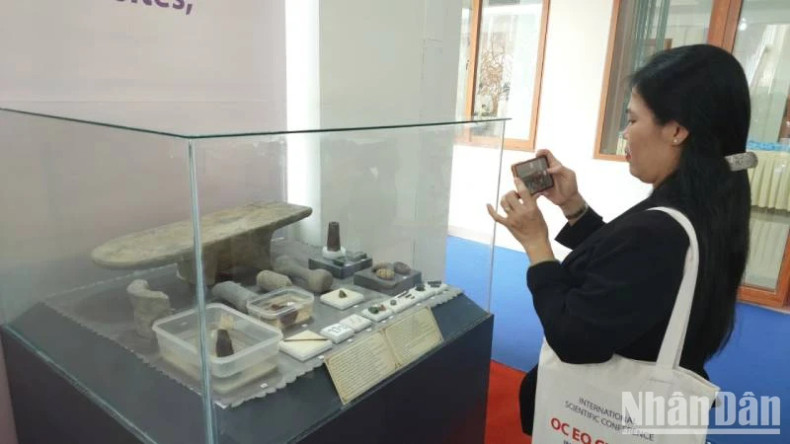 The delegates learn about Oc Eo Culture's antiques.