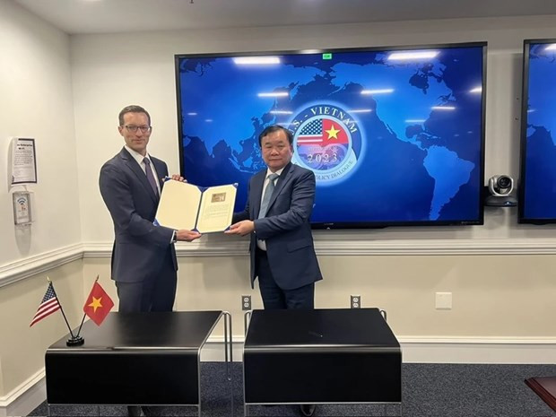 Deputy Minister of National Defence Senior Lieutenant General Hoang Xuan Chien (R) and US Assistant Secretary of Defence Dr Ely Ratner. (Photo: NDO) Deputy Minister of National Defence Senior Lieutenant General Hoang Xuan Chien (R) and US Assistant Secretary of Defence Dr Ely Ratner. (Photo: NDO)