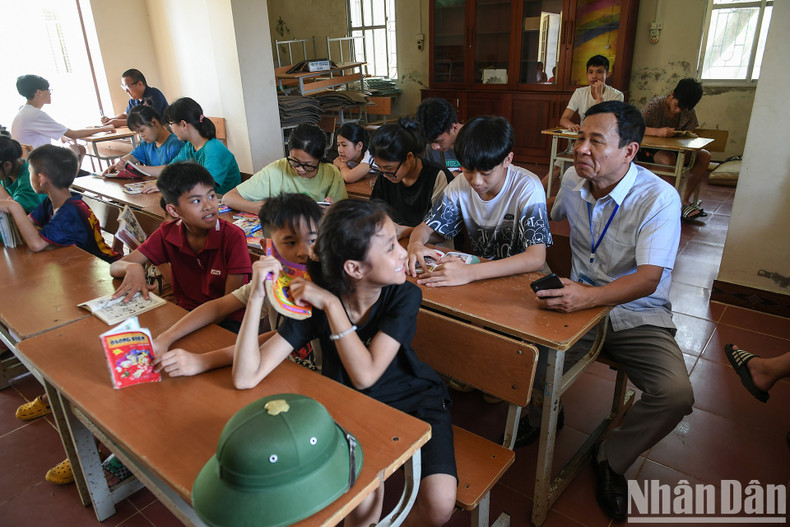 Nguyen Van Bang, Director of the Social Welfare Centre No.1 also spends time with the little angels. After many years working in the centre, Bang has become a great friend of the children here. Nguyen Van Bang, Director of the Social Welfare Centre No.1 also spends time with the little angels. After many years working in the centre, Bang has become a great friend of the children here.
