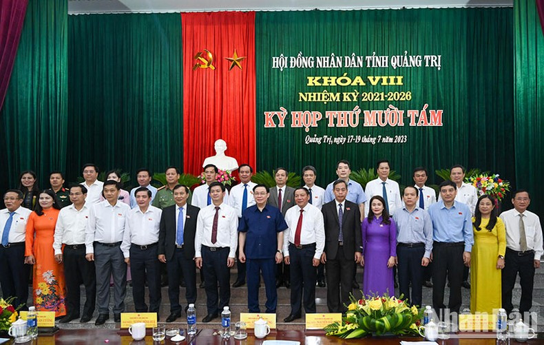 NA Chairman Vuong Dinh Hue and delegates pose for a photo.