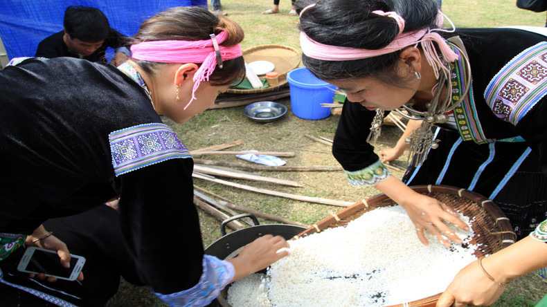 To make 'Giay cake', the local people prepare sticky rice.