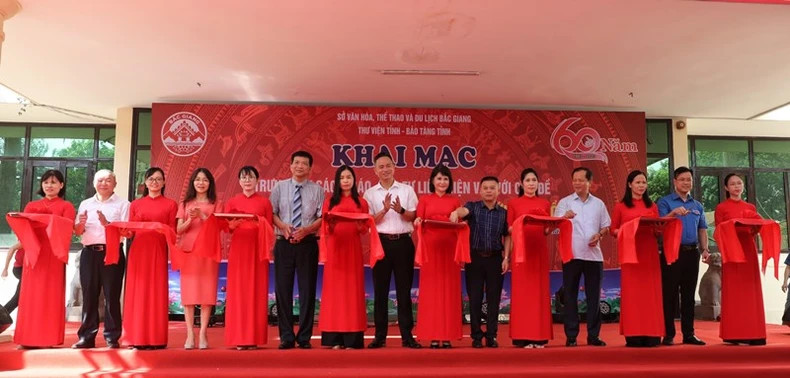 The ribbon cutting ceremony for the opening of the exhibition. The ribbon cutting ceremony for the opening of the exhibition.