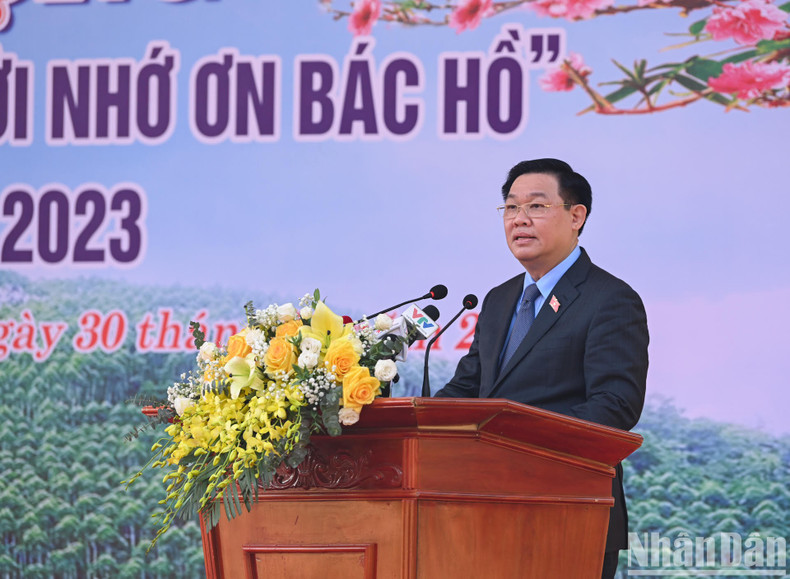 NA leader Vuong Dinh Hue speaks at the ceremony.