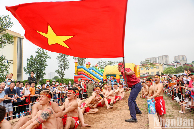 Following the signal by whistle or loudspeaker, the flag holder runs up and down. Both teams struggled to pull the pole towards themselves. Following the signal by whistle or loudspeaker, the flag holder runs up and down. Both teams struggled to pull the pole towards themselves.