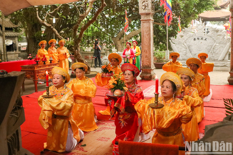 Officials and people giving offerings at Cu Dong Communal House from 7:30am – 8:30am. Officials and people giving offerings at Cu Dong Communal House from 7:30am – 8:30am.
