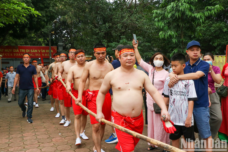 The teams passed the up-to-50m bamboo pole to each other, in the practice area. This year, each team has 19 participants, one flag holder and three heads or vice-heads of the residential areas. The teams passed the up-to-50m bamboo pole to each other, in the practice area. This year, each team has 19 participants, one flag holder and three heads or vice-heads of the residential areas.