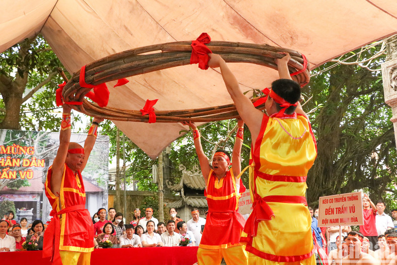 Following the tribute-paying ceremony, the bamboo pole used for tug-of-war practice is raised three times by the captains of the groups, aiming to encourage the morale and spirit of the participants. Following the tribute-paying ceremony, the bamboo pole used for tug-of-war practice is raised three times by the captains of the groups, aiming to encourage the morale and spirit of the participants.