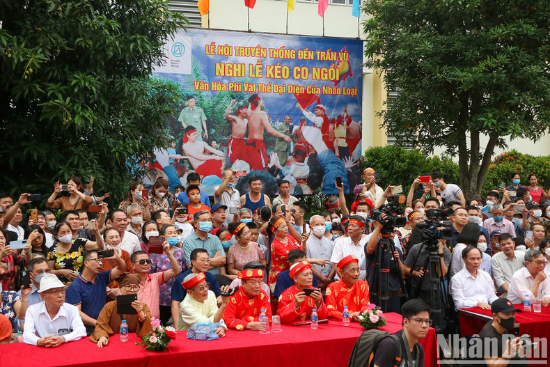 A large number of people participate and cheer, creating a lively atmosphere. A large number of people participate and cheer, creating a lively atmosphere.