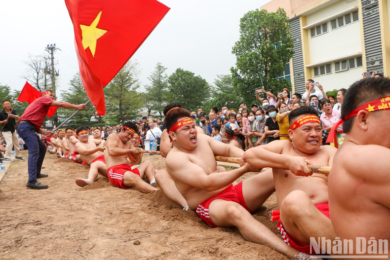 The sound of drums, the fluttering flags and the cheers of the audience seem to encourage the participants. The sound of drums, the fluttering flags and the cheers of the audience seem to encourage the participants.