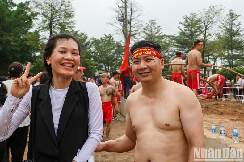 The Man Duong team is the winner. However, the members of the remaining teams were still very happy to take pictures with the audience. The Man Duong team is the winner. However, the members of the remaining teams were still very happy to take pictures with the audience.