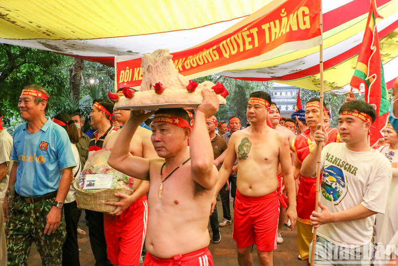 At 9am, the young men who participate in a tug-of-war, prepare offerings including sticky rice and the pigs’ heads and gather in the communal house’s yard, to pay tribute to the saint. At 9am, the young men who participate in a tug-of-war, prepare offerings including sticky rice and the pigs’ heads and gather in the communal house’s yard, to pay tribute to the saint.