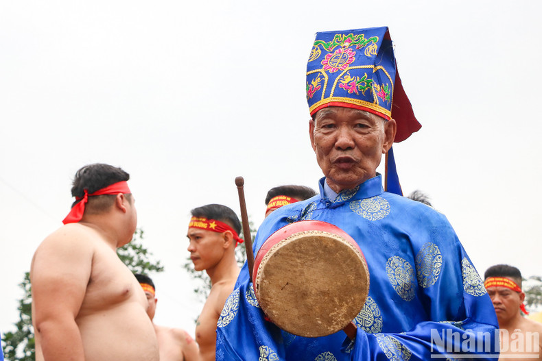 The drummer controls the sitting tug-of-war games. The drummer controls the sitting tug-of-war games.