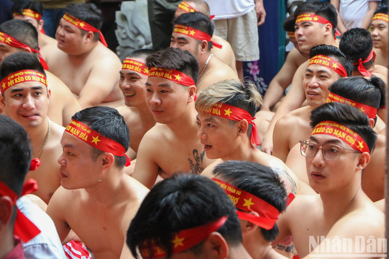The participants are young people and students living in the locality, with ages ranging between 18 and 25 years old. Male participants are topless and wear red shorts, red headscarves and red belts. The participants are young people and students living in the locality, with ages ranging between 18 and 25 years old. Male participants are topless and wear red shorts, red headscarves and red belts.