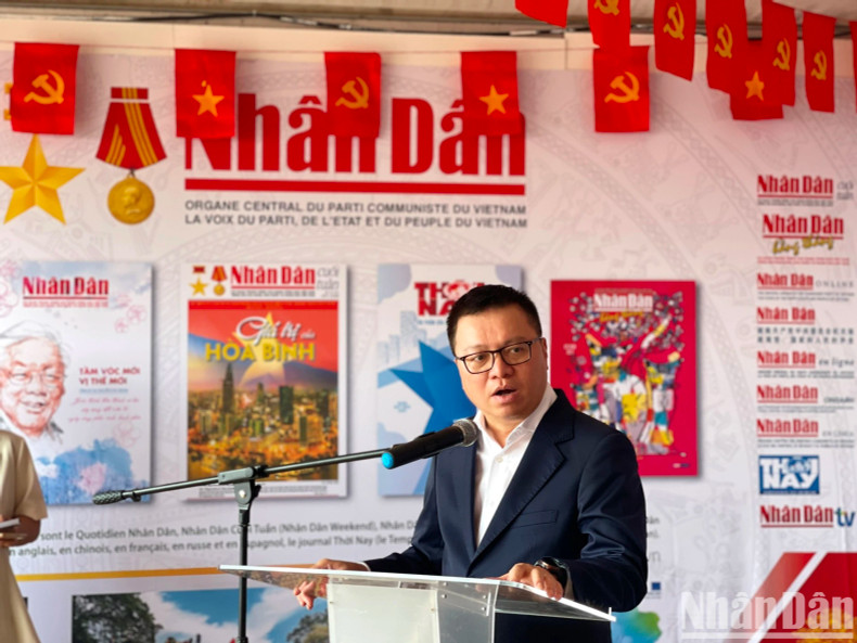 Editor-in-Chief Le Quoc Minh expresses his deep impression of the vibrant and joyful atmosphere at L’Humanité Festival and affirms that Nhan Dan Newspaper always values its participation in this annual event of French friends to introduce the Party, land, and people of Vietnam to French and international friends.