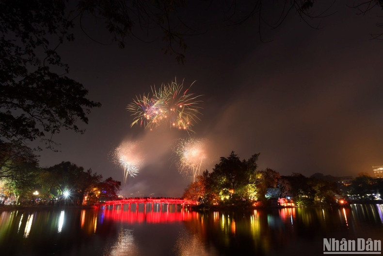 The fireworks at Hoan Kiem Lake (Photo: Thanh Dat)