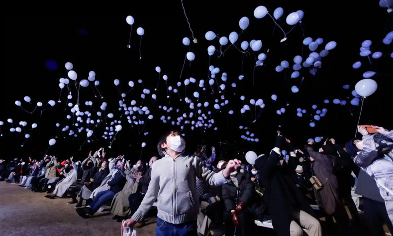 The release of balloons during New Year's celebrations in Tokyo. Many Japanese people still wear masks when going to crowded places to prevent the spread of the pandemic. (Photo: Reuters)