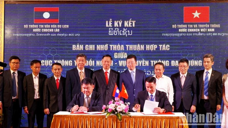 The signing ceremony of the Memorandum of Understanding on cooperation in foreign information and communications between the Authority of Foreign Information (Ministry of Information and Communications of Vietnam) and the Department of Mass Communications (Ministry of Information, Culture and Tourism of Laos).