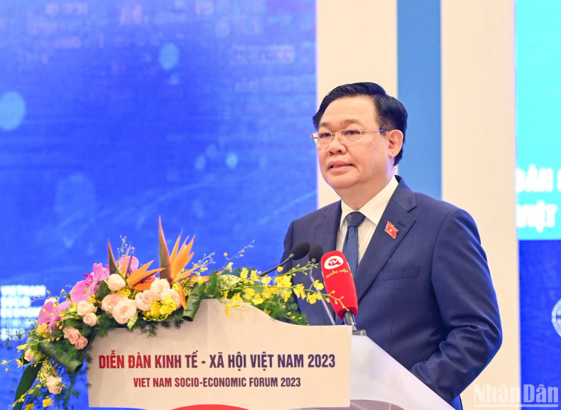 Addressing an opening speech, NA Chairman Vuong Dinh Hue stressed that the Vietnam Socio-Economic Forum is an annual event held by the NA and is also an important way to gather, and widely promote the intelligence, enthusiasm, and responsibility of the NA deputies, people, voters, experts, scientists, businessesand entrepreneurs at home and abroad, to make contributions to important national issues and decisions of the NA. Addressing an opening speech, NA Chairman Vuong Dinh Hue stressed that the Vietnam Socio-Economic Forum is an annual event held by the NA and is also an important way to gather, and widely promote the intelligence, enthusiasm, and responsibility of the NA deputies, people, voters, experts, scientists, businessesand entrepreneurs at home and abroad, to make contributions to important national issues and decisions of the NA.