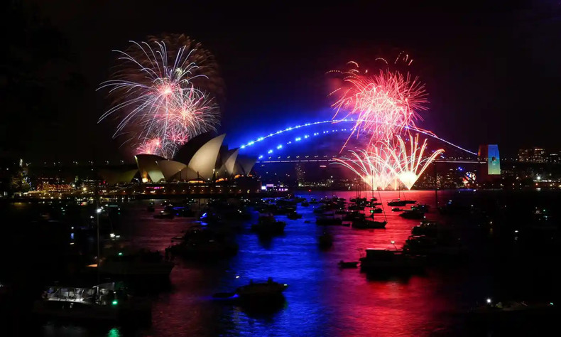 The Sydney Opera House area shimmers during a firework display at 9 pm on December 31 (local time). (Photo: Reuters)