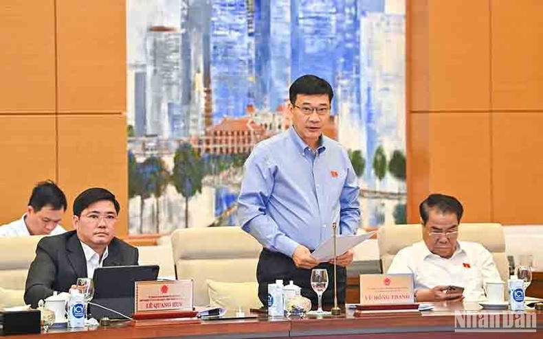 Chairman of the NA's Economic Committee Vu Hong Thanh presents a report.