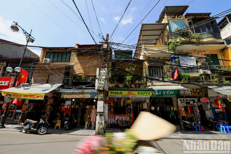 Characteristic of the 36 old streets of Hanoi, is the ancient architecture of tubular houses, slanted tile roofs and shops in the front of the houses. These houses were mainly built in the 19th and 20th centuries. Hanoians skillfully arranged rooms, mezzanines and courtyards to meet the needs of life. Characteristic of the 36 old streets of Hanoi, is the ancient architecture of tubular houses, slanted tile roofs and shops in the front of the houses. These houses were mainly built in the 19th and 20th centuries. Hanoians skillfully arranged rooms, mezzanines and courtyards to meet the needs of life.
