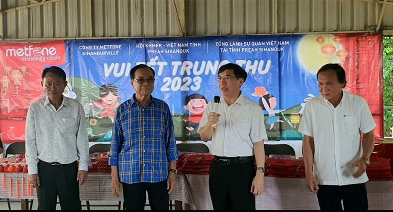 Consul General Lai Xuan Chien shares joys with overseas Vietnamese.