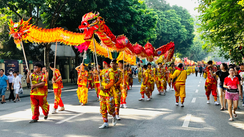 The lion and dragon dance team from Thanh Oai District joins the Street Carnival within the framework of the Hanoi Autumn Festival. (Photo: Kim Linh) The lion and dragon dance team from Thanh Oai District joins the Street Carnival within the framework of the Hanoi Autumn Festival. (Photo: Kim Linh)