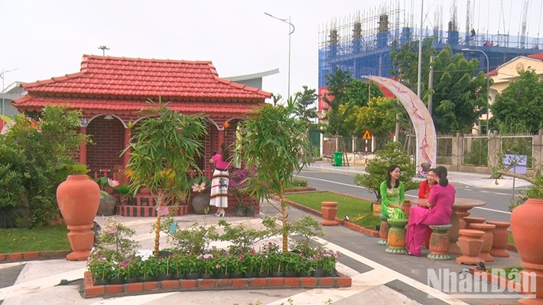 A model of the red ceramic house in Vinh Long.