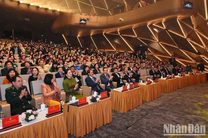 Party and State leaders and other delegates with outstanding ethnic minority students and youths at the ceremony. Party and State leaders and other delegates with outstanding ethnic minority students and youths at the ceremony.