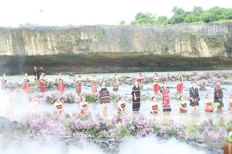 Brocade colours of ethnic groups in Dak Lak Province were showcased at the programme.