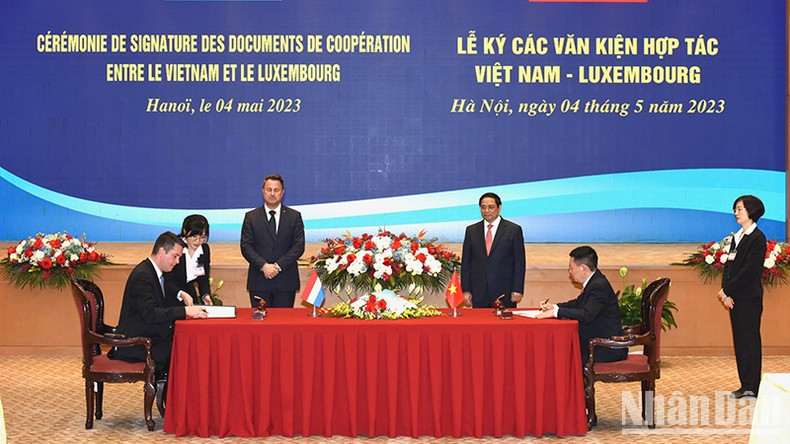 The Vietnamese and Luxembourg PMs witness the signing of an agreement on the strategic partnership in green finance between the two finance ministries after their talks on May 4. (Photo: NDO)