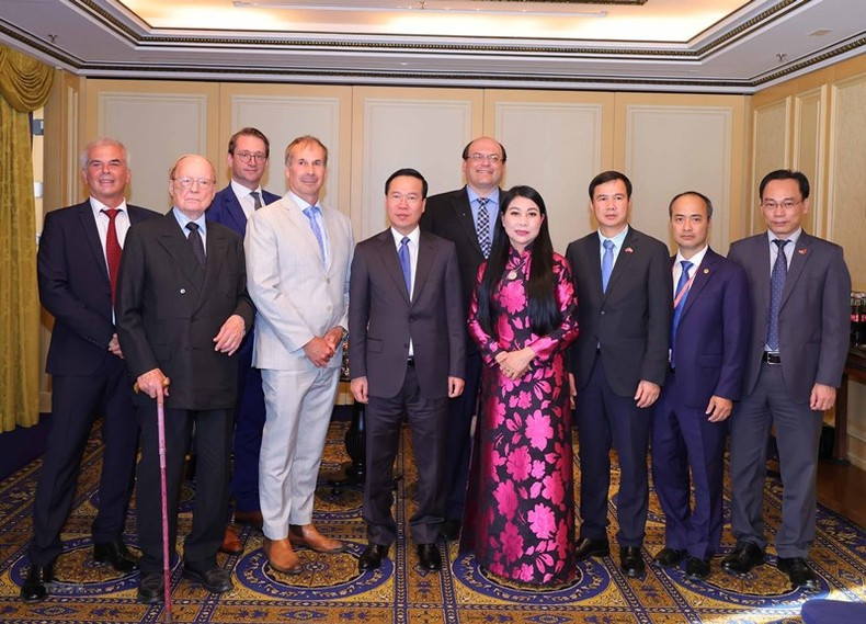 Continuing his official visit to Austria, President Vo Van Thuong receives Chairman of the Austria-Vietnam Friendship Association Alfred Gerstl and a number of Austrian friends on July 23 evening. (Photo: VNA) Continuing his official visit to Austria, President Vo Van Thuong receives Chairman of the Austria-Vietnam Friendship Association Alfred Gerstl and a number of Austrian friends on July 23 evening. (Photo: VNA)