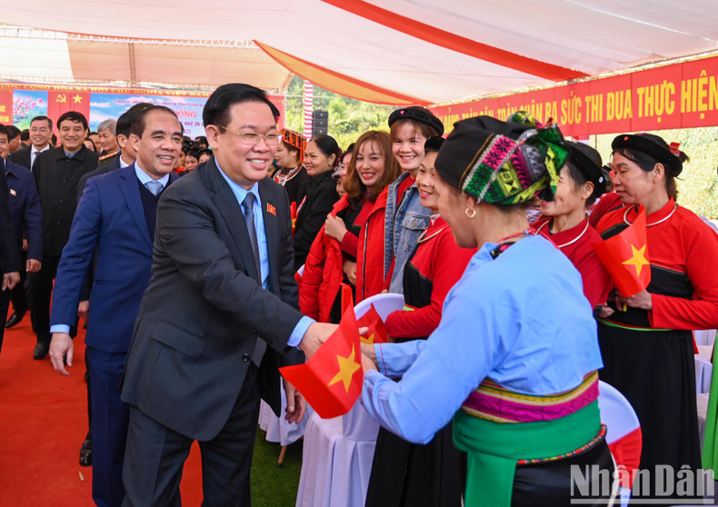 NA Chairman Vuong Dinh Hue and locals in Tuyen Quang Province attend the launch ceremony of the Tet tree planting festival.
