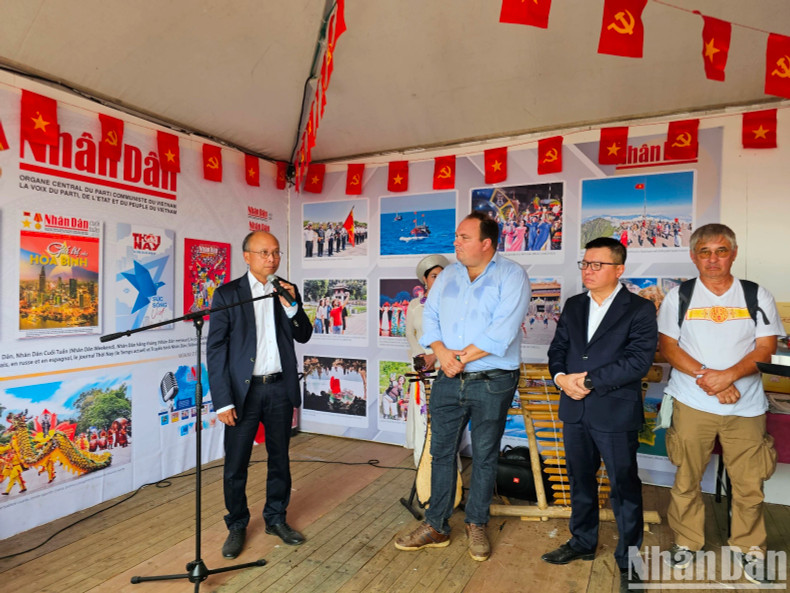 Vietnamese Ambassador to France Dinh Toan Thang highlights the significance of the activities at the booth organised by Nhan Dan Newspaper, contributing to promoting Vietnam and enhancing exchanges with international friends.