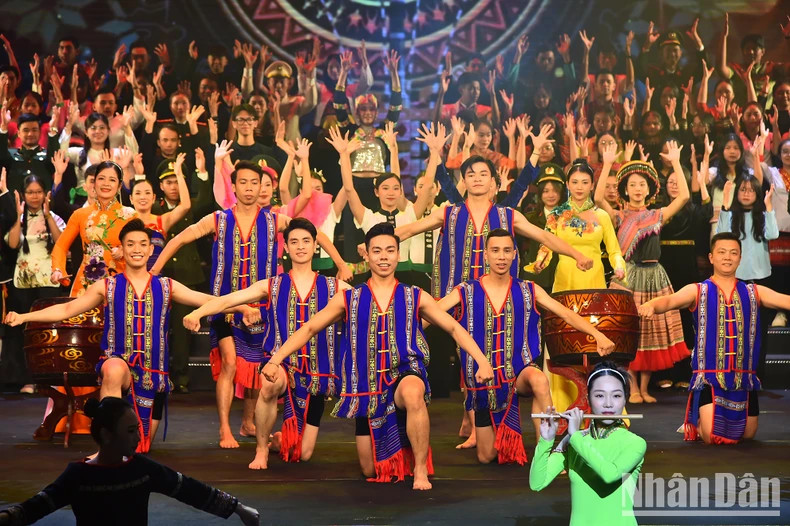 A special performance is introduced by 'Thanh Am Xanh' (Green Music) Group and outstanding ethnic minority students and youths at the ceremony. A special performance is introduced by 'Thanh Am Xanh' (Green Music) Group and outstanding ethnic minority students and youths at the ceremony.