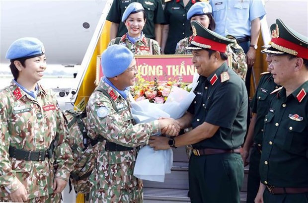 Colonel Pham Manh Thang, Director of the Vietnam Department of Peacekeeping Operations (VDPO) shakes hands with a member of the unit at the see-off ceremony (Photo: VNA)