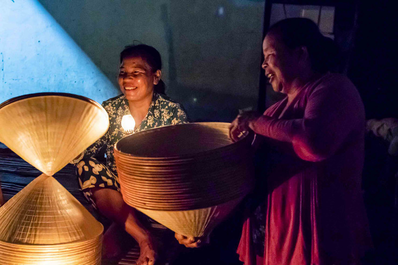 Under that soft golden light, the stacks of hats are neatly arranged along with the smiles of mothers and grandmothers. The market adds to the unique culture of the Binh Dinh people, attached to simple and laboured lives.