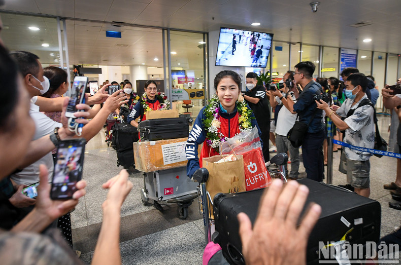 In Pictures: Vietnamese women’s football team returns home to fans’ warm welcome ảnh 4 In Pictures: Vietnamese women’s football team returns home to fans’ warm welcome ảnh 4