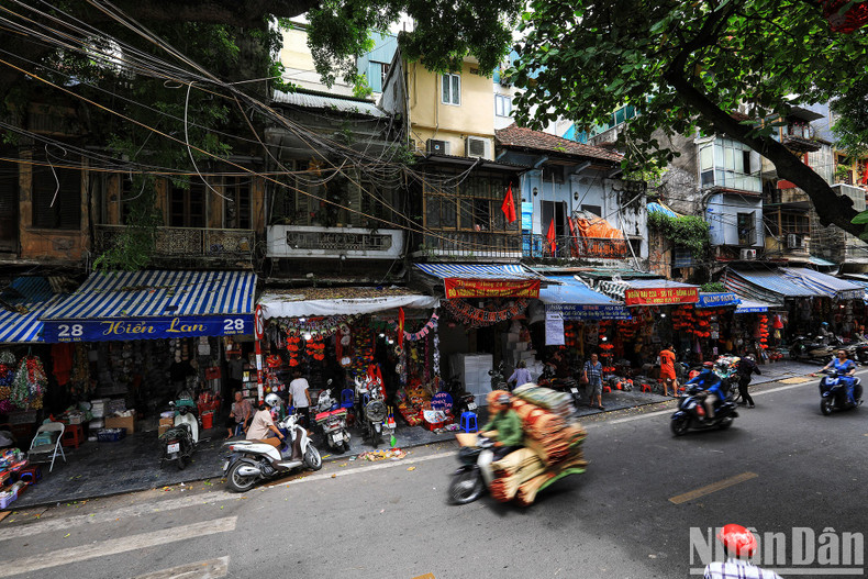 Hang Ma Street with modern beauty intertwined with ancient features. Hang Ma Street with modern beauty intertwined with ancient features.