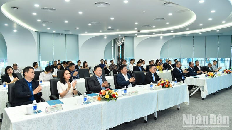 Leaders from Nhan Dan Newspaper and Vietnam Airlines attend the signing ceremony.