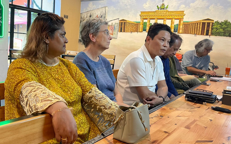 Director Le Quy Duong (third from left) and several international experts and artists share about the festival and Vietnam's beauty. (Photo: MINH GIANG) Director Le Quy Duong (third from left) and several international experts and artists share about the festival and Vietnam's beauty. (Photo: MINH GIANG)